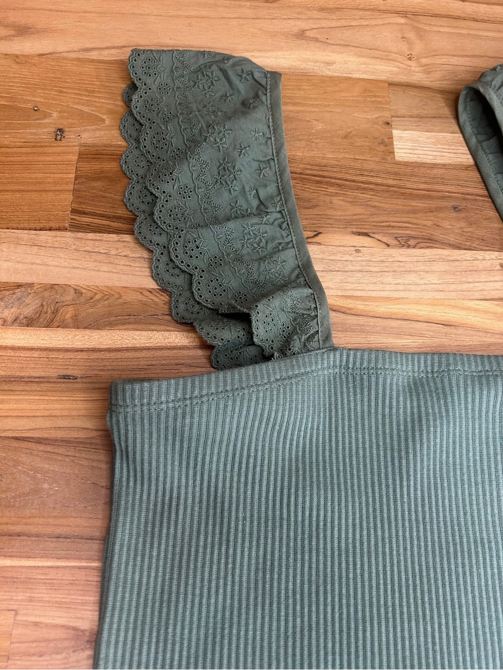 Gap Green Ribbed Eyelet Ruffle Strap Tank Top – Size M - Picture 3 of 5